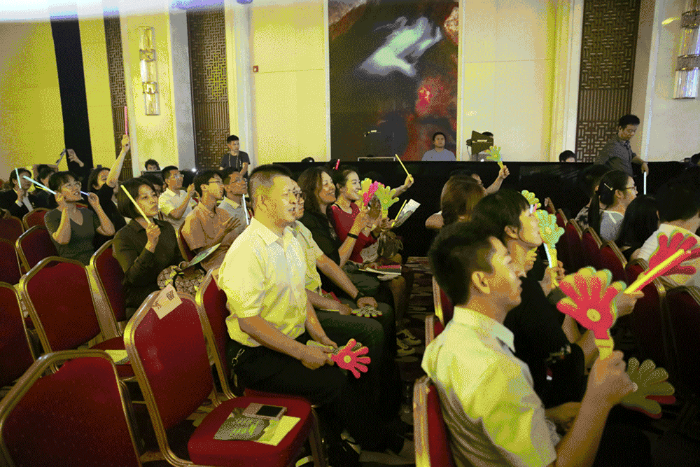 开云-莎拉波娃在SKT比赛中持续失利，夺冠引发热议！观众掌声雷动-开云